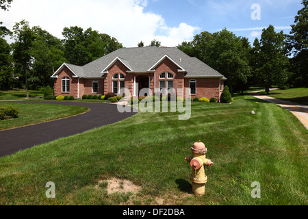 Bungalow mit blassgelbem Feuerhydrant/Feuerhydrant auf dem Rasen in einem eleganten Wohnvorort, Gettysburg, Pennsylvania, USA Stockfoto