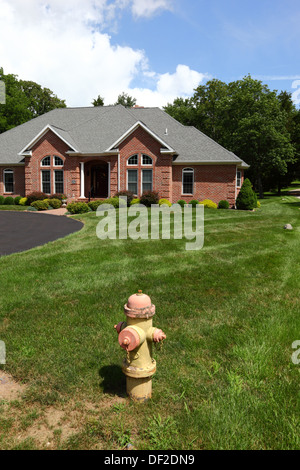 Bungalow mit blassgelbem Feuerhydrant/Feuerhydrant auf dem Rasen in einem eleganten Wohnvorort, Gettysburg, Pennsylvania, USA Stockfoto