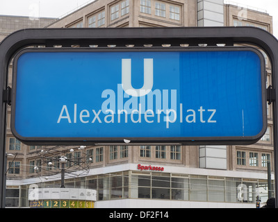 Ein Blick auf ein U U-Bahn Station Zeichen am Alexanderplatz in Berlin-Deutschland Stockfoto