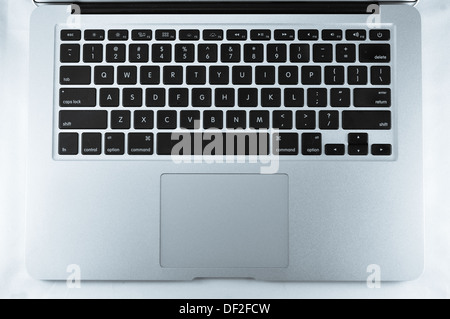 MacBook Air in verschiedenen Silhouette, Tastatur und Seite. Stockfoto