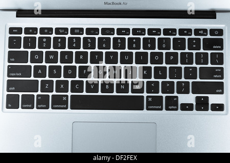 MacBook Air in verschiedenen Silhouette, Tastatur und Seite. Stockfoto