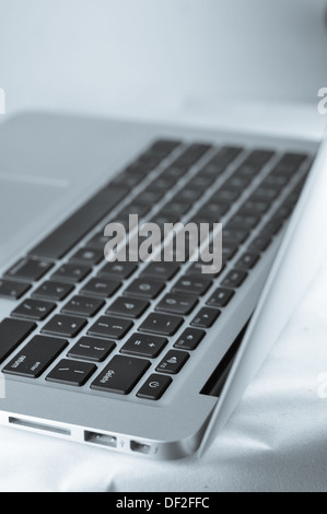 MacBook Air in verschiedenen Silhouette, Tastatur und Seite. Stockfoto