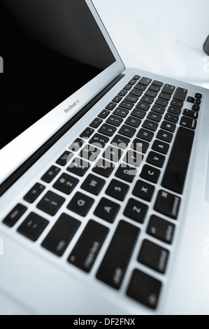 MacBook Air in verschiedenen Silhouette, Tastatur und Seite. Stockfoto