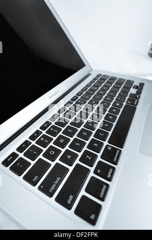 MacBook Air in verschiedenen Silhouette, Tastatur und Seite. Stockfoto