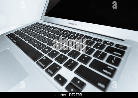 MacBook Air in verschiedenen Silhouette, Tastatur und Seite. Stockfoto