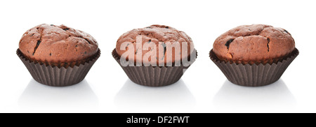 Hausgemachte Muffins in Zeile isoliert auf weißem Hintergrund Stockfoto
