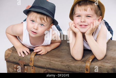 Foto der fröhlichen Brüder tragen weiße Kleidung Stockfoto