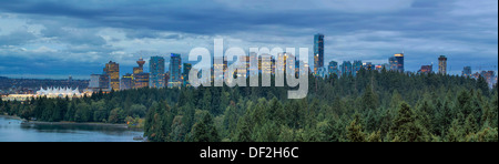 Vancouver BC Kanada Skyline der Innenstadt mit Stanley Park am Abend blaue Stunde Panorama Stockfoto