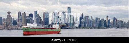 Vancouver BC Kanada Stadt Skyline allein False Creek mit Containerschiff Panorama Stockfoto