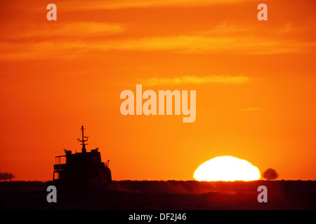 Große helle untergehende Sonne Stockfoto