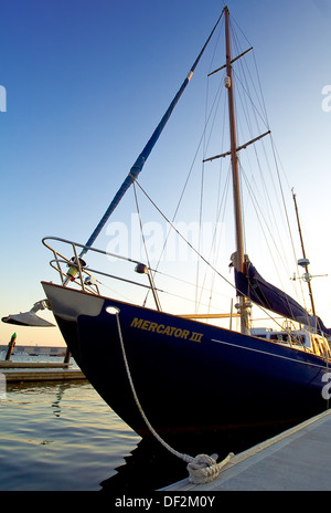 Segelboot auf Poller am Hafen festgemacht Stockfoto