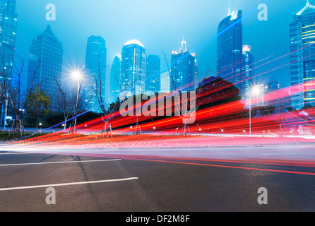 Die Lichtspuren auf dem Hintergrund der modernen Gebäude in shanghai China. Stockfoto