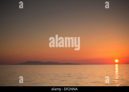 Sonnenuntergang über dem großen tropischen Meer Stockfoto