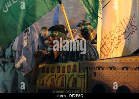 Gaza-Stadt, Gazastreifen, Palästinensische Gebiete. 26. September 2013. Palästinensische Hamas-Anhänger halten Bewegung Fahnen während einer Kundgebung 13. Jahrestag der so genannten Al-Aqsa Aufstand oder "Zweiten Intifada" und gegen Besuche in einem umstrittenen Jerusalem Heilige Stätte von religiösen Juden, behaupten es eine Entweihung der Al-Aqsa-Moschee in Gaza-Stadt, 26. September 2013. Palästinenser jährte sich zum 13. Mal der zweiten Intifada oder palästinensischen Aufstand, die im September 2000 nach dem Zusammenbruch der U.S.-vermittelten Friedensgespräche zwischen Israel und den Palästinensern begann, durch eine Visi verstärkt wurde Stockfoto