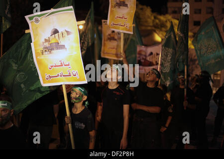 Gaza-Stadt, Gazastreifen, Palästinensische Gebiete. 26. September 2013. Palästinensische Hamas-Anhänger halten Bewegung Fahnen während einer Kundgebung 13. Jahrestag der so genannten Al-Aqsa Aufstand oder "Zweiten Intifada" und gegen Besuche in einem umstrittenen Jerusalem Heilige Stätte von religiösen Juden, behaupten es eine Entweihung der Al-Aqsa-Moschee in Gaza-Stadt, 26. September 2013. Palästinenser jährte sich zum 13. Mal der zweiten Intifada oder palästinensischen Aufstand, die im September 2000 nach dem Zusammenbruch der U.S.-vermittelten Friedensgespräche zwischen Israel und den Palästinensern begann, durch eine Visi verstärkt wurde Stockfoto