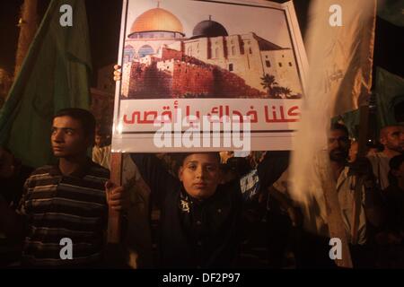 Gaza-Stadt, Gazastreifen, Palästinensische Gebiete. 26. September 2013. Palästinensische Hamas-Anhänger halten Bewegung Fahnen während einer Kundgebung 13. Jahrestag der so genannten Al-Aqsa Aufstand oder "Zweiten Intifada" und gegen Besuche in einem umstrittenen Jerusalem Heilige Stätte von religiösen Juden, behaupten es eine Entweihung der Al-Aqsa-Moschee in Gaza-Stadt, 26. September 2013. Palästinenser jährte sich zum 13. Mal der zweiten Intifada oder palästinensischen Aufstand, die im September 2000 nach dem Zusammenbruch der U.S.-vermittelten Friedensgespräche zwischen Israel und den Palästinensern begann, durch eine Visi verstärkt wurde Stockfoto