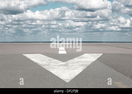 Start-und Landebahn Flughafen mit Pfeil und Wolken Stockfoto