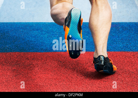 Sprinter startet das Rennen am russischen Farben Stockfoto