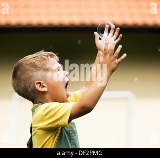 Gerne süßes Kind mit großen Seifenblase Stockfoto