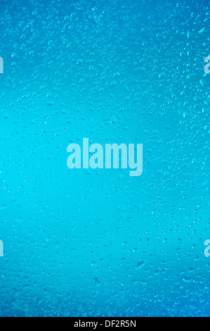 Wassertropfen auf eine blaue Fläche Stockfoto