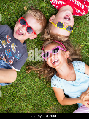 Lachende Kinder entspannten Sommertag Stockfoto