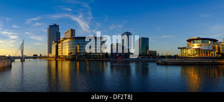 England, Greater Manchester, Salford Quays, Media City Panorama im späten Abendlicht Stockfoto