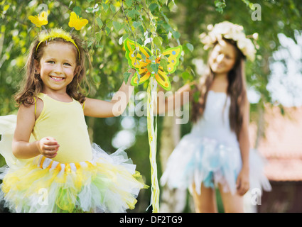 Zwei Lachen niedliche Schwestern im Garten Stockfoto