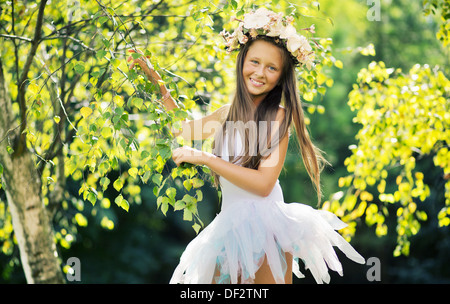 Junge Dame tragen schöne flowerhat Stockfoto