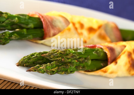 Gebackene Grünspargel eingewickelt in Speck und Wan-Tan-Teig (selektiven Fokus, Fokus auf die Spargelspitzen in der Front) Stockfoto