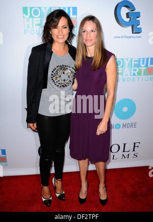 Los Angeles, CA. 26. September 2013. Mariska Hargitay, Hilary Swank im Ankunftsbereich für JoyROCKS starten fröhlich Herzstiftung NO MORE PSA Kampagne, Milk Studios, Los Angeles, CA 26. September 2013. Bildnachweis: Dee Cercone/Everett Collection/Alamy Live-Nachrichten Stockfoto