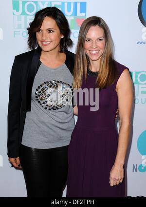 Los Angeles, CA. 26. September 2013. Mariska Hargitay, Hilary Swank im Ankunftsbereich für JoyROCKS starten fröhlich Herzstiftung NO MORE PSA Kampagne, Milk Studios, Los Angeles, CA 26. September 2013. Bildnachweis: Dee Cercone/Everett Collection/Alamy Live-Nachrichten Stockfoto