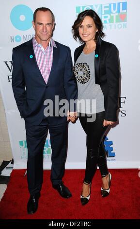 Los Angeles, CA. 26. September 2013. Chris Meloni, Mariska Hargitay im Ankunftsbereich für JoyROCKS starten fröhlich Herzstiftung NO MORE PSA Kampagne, Milk Studios, Los Angeles, CA 26. September 2013. Bildnachweis: Dee Cercone/Everett Collection/Alamy Live-Nachrichten Stockfoto