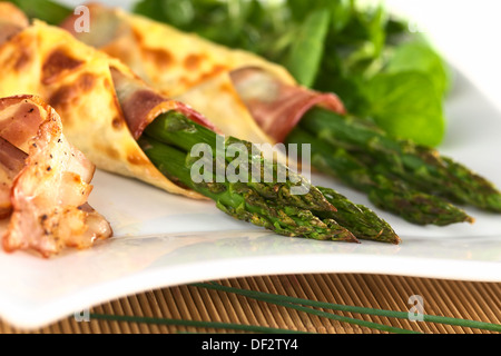 Gebackene Grünspargel eingewickelt in Speck und Wan-Tan-Teig (selektiven Fokus, Fokus auf die zwei Spargelspitzen in der Front) Stockfoto