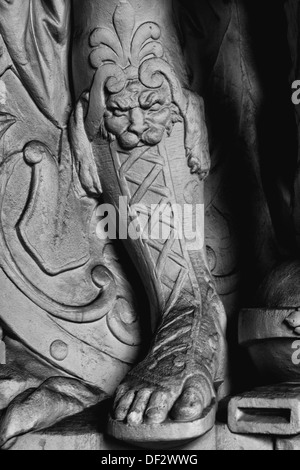 Schwarz / weiß hautnah auf einer Statue von einem römischen Soldaten Sandale schließen Stockfoto