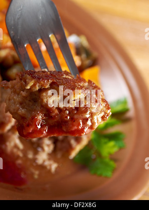 Gebratene Fleischbällchen Rindfleisch mit Gemüse auf einem Teller Stockfoto