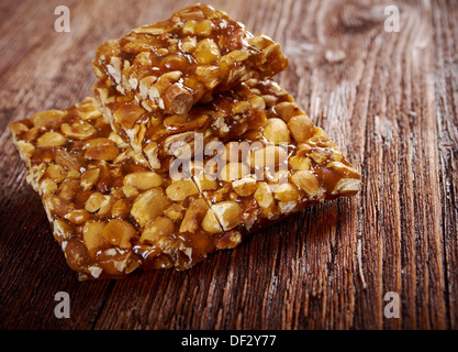 Erdnusskrokant süß schwer auf Holztisch Stockfoto