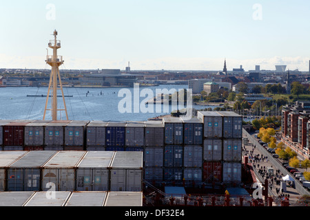 Fockmast und Container auf der Triple-E majestätischen Maersk. Blick auf den Hafen von Kopenhagen und einem entfernten Royal Opera House. Stockfoto