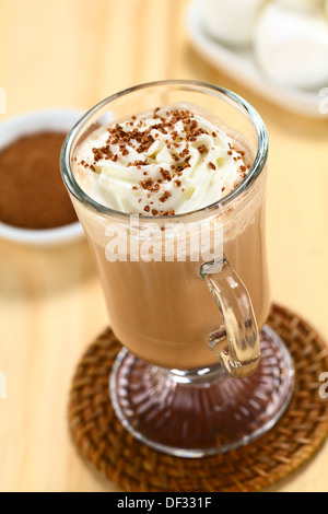 Heiße Schokolade mit Schlagsahne und Schokolade Späne an der Spitze Stockfoto
