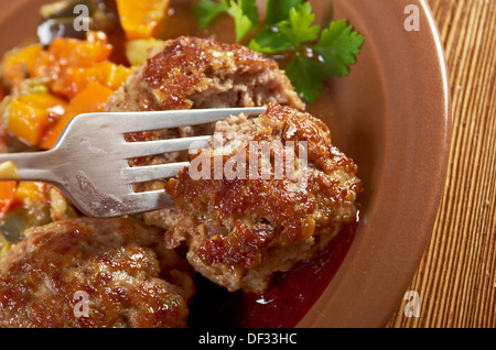 Gebratene Fleischbällchen Rindfleisch mit Gemüse auf einem Teller Stockfoto