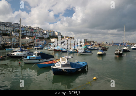 Kleine Boote im Hafen von Brixham, Devon Stockfoto