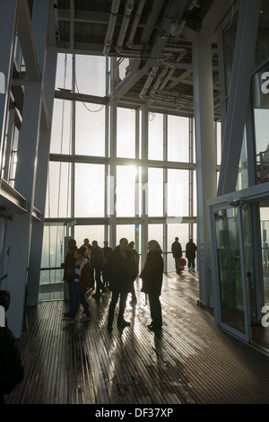 Touristen-Hintergrundbeleuchtung von der Sonne in der Ansicht von der Shard-Sternwarte an der Spitze von The Shard Wolkenkratzer, London, England Stockfoto