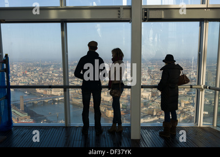 Touristen, die gerne über die Themse, aus der Sicht von Shard-Sternwarte, an der Spitze von The Shard Wolkenkratzer, London, England Stockfoto