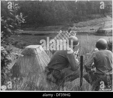 Amerikanische Soldaten schauen hinunter auf die Siegfried-Linie 292569 Stockfoto