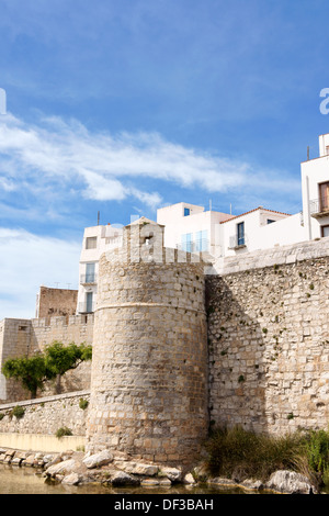 Einblick in Peniscola und Teil der Wehrmauer. Peniscola, Valencia, Spanien Stockfoto