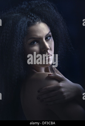 Porträt von eine schöne Brünette mit dem lockigen Haar Stockfoto