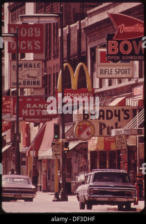 EIN PAAR BLOCKS VOM NICOLLET MALL IST HENNEPIN AVENUE FRÜHER DER INNENSTADT VON MAIN STREET. ES IST JETZT EINE BUNTE SAMMLUNG VON... 551494 Stockfoto