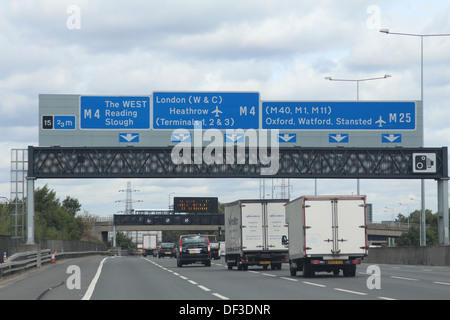 Autobahn-Schild auf M4 Stockfoto