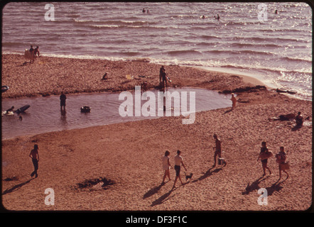 Der Bass Lake Outlet am Lake Michigan, aufgenommen auf einem historischen Foto, zeigt den Wasserweg und seine Umgebung und spiegelt die natürliche Schönheit der Gegend wider. Stockfoto