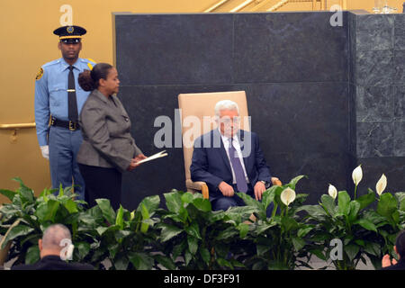 New York, New York, USA. 26. September 2013. Palästinensischen Präsidenten Mahmoud Abbas sitzt nach Bewältigung der 68. Sitzung der Generalversammlung der Vereinten Nationen am Sitz der Vereinten Nationen in New York, New York, USA, 26. September 2013 Credit: Thaer Ganaim/APA Images/ZUMAPRESS.com/Alamy Live News Stockfoto