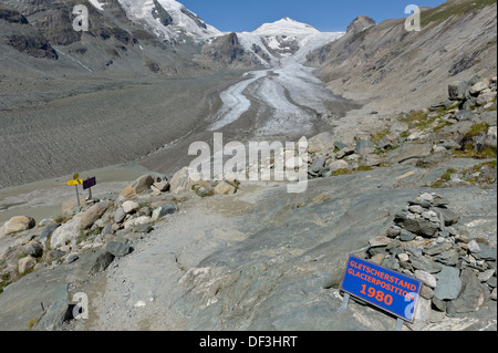 Österreich / Nationalpark Hohe Tauern - Auswirkungen des Klimawandels: Gletscher schmelzen. Zeichen markieren den Rückzug des Gletschers. Stockfoto